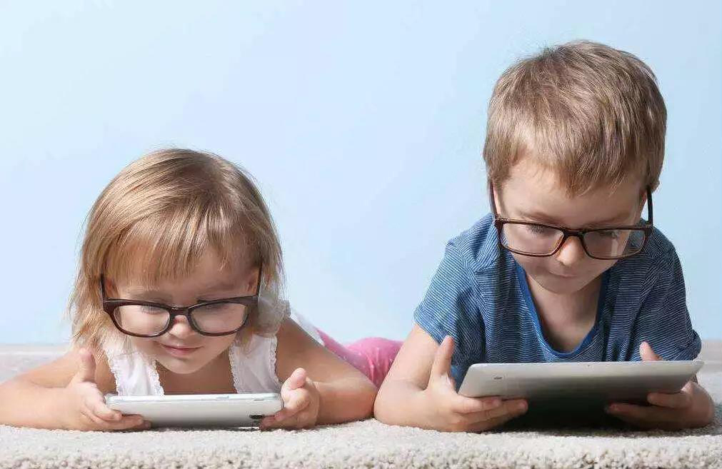 小心！电子屏幕时代正在摧毁孩子的视力！